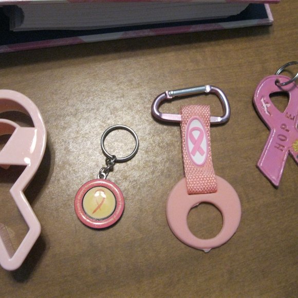 5 Items Lot -- Better Homes PINK Cookbook & 3 Key chains + 1 Cookie cutter C Pic - Picture 8 of 11